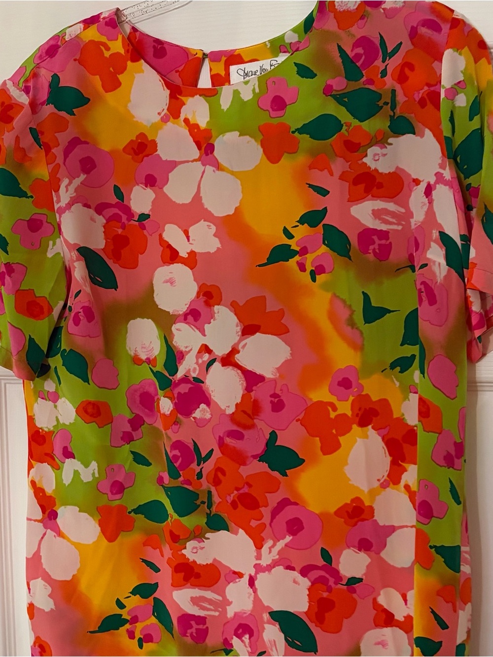 Diane Von Furstenberg 100% Silk Floral Short-Sleeve Women's Top Fits like a Larg